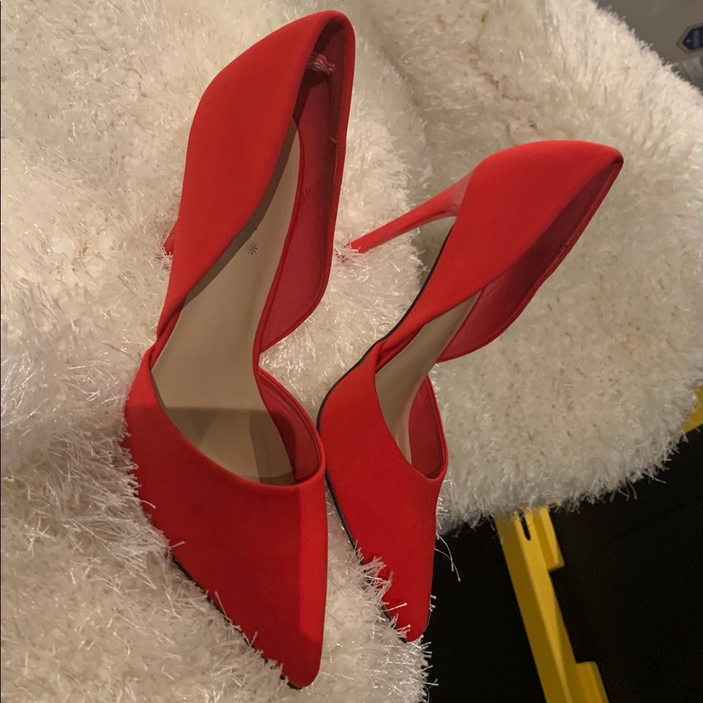 RED PUMP HEELS - Picture 7 of 15